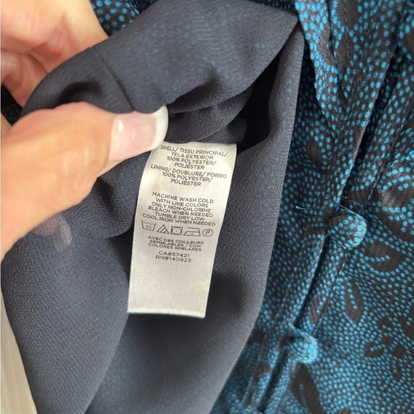 NWT! Ann Taylor Blue & Black Floral Blouse size XL - Picture 6 of 7